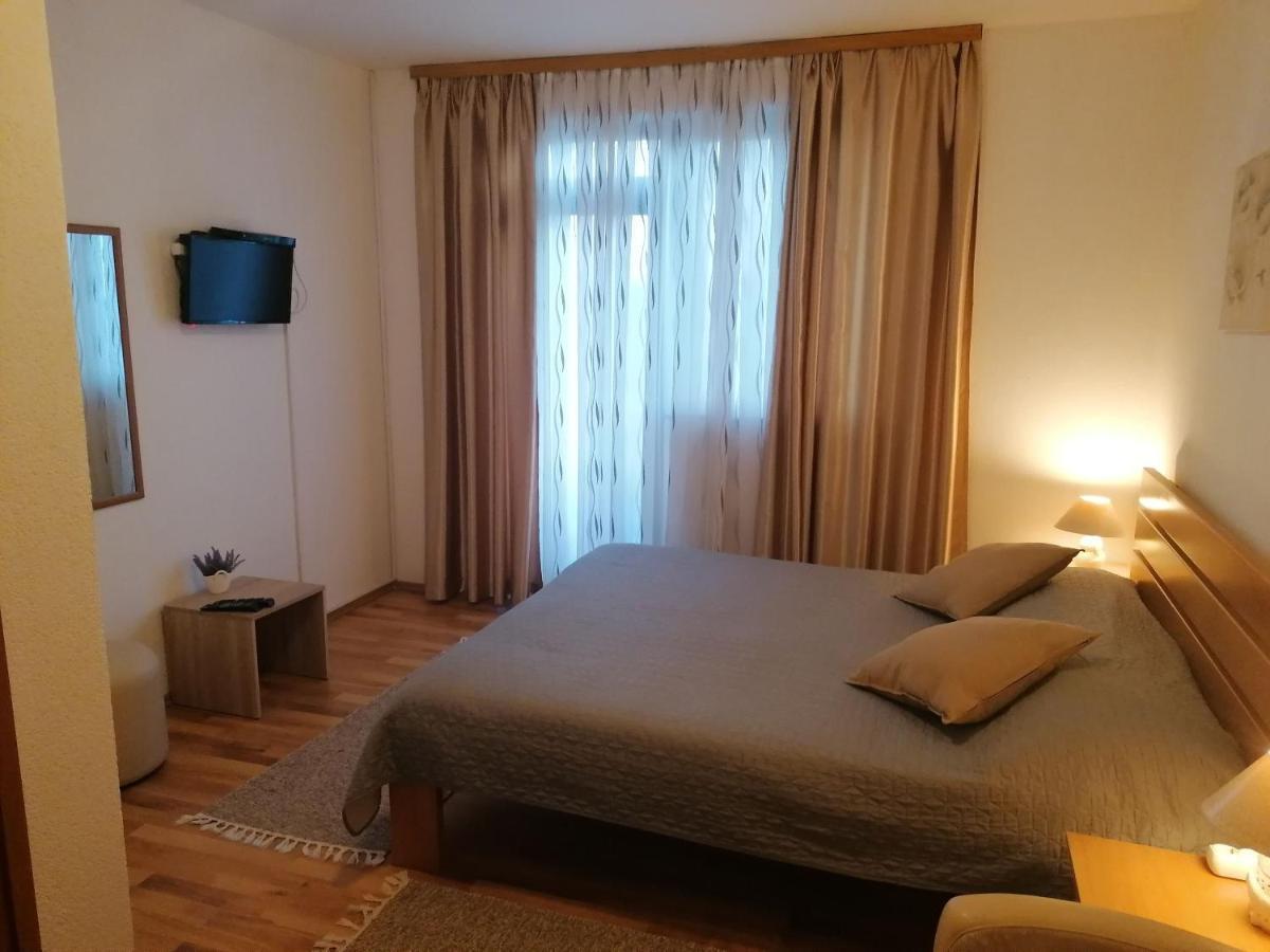 Apartment And Rooms Nevenka 波利亚纳克 外观 照片